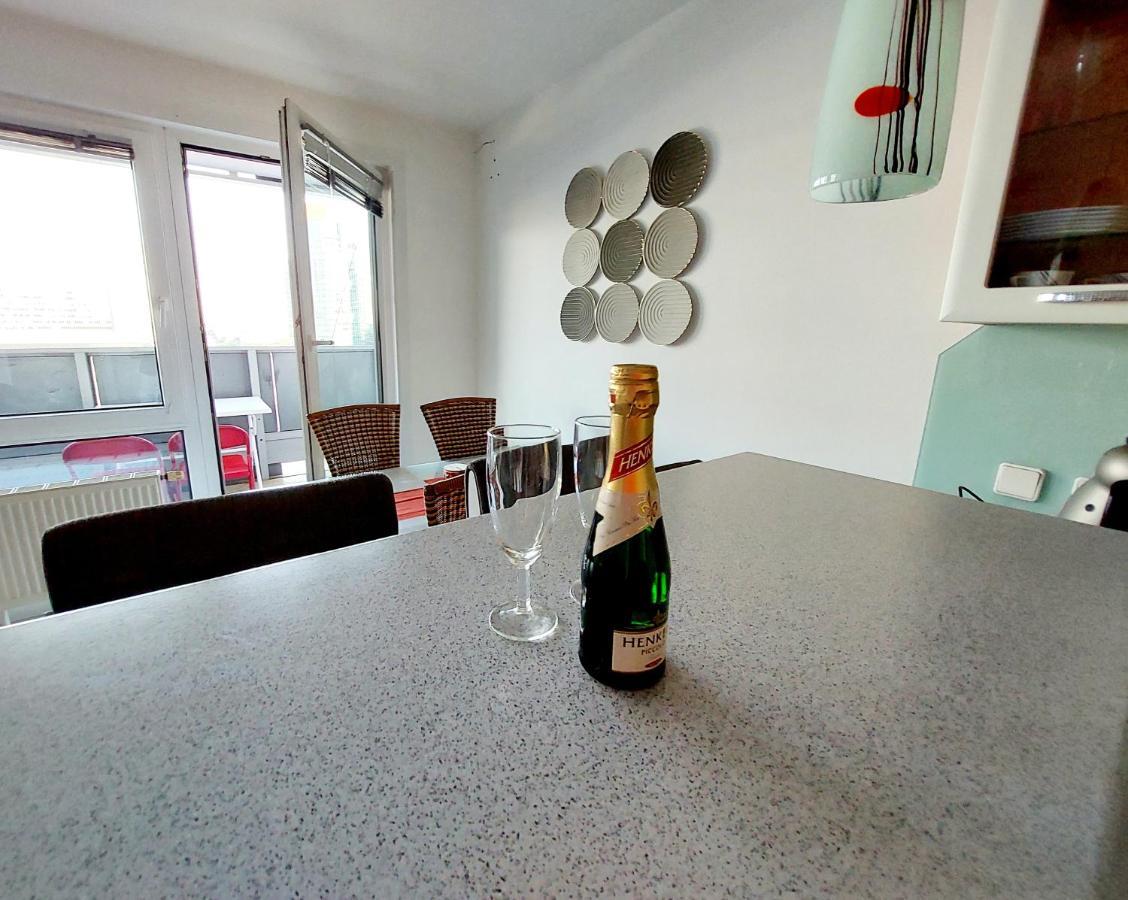 Tower Apartment With Private Terrace Next To Uno Viena Exterior foto