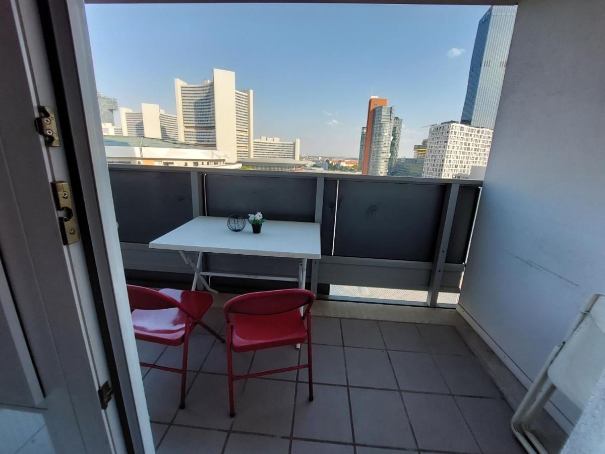 Tower Apartment With Private Terrace Next To Uno Viena Exterior foto